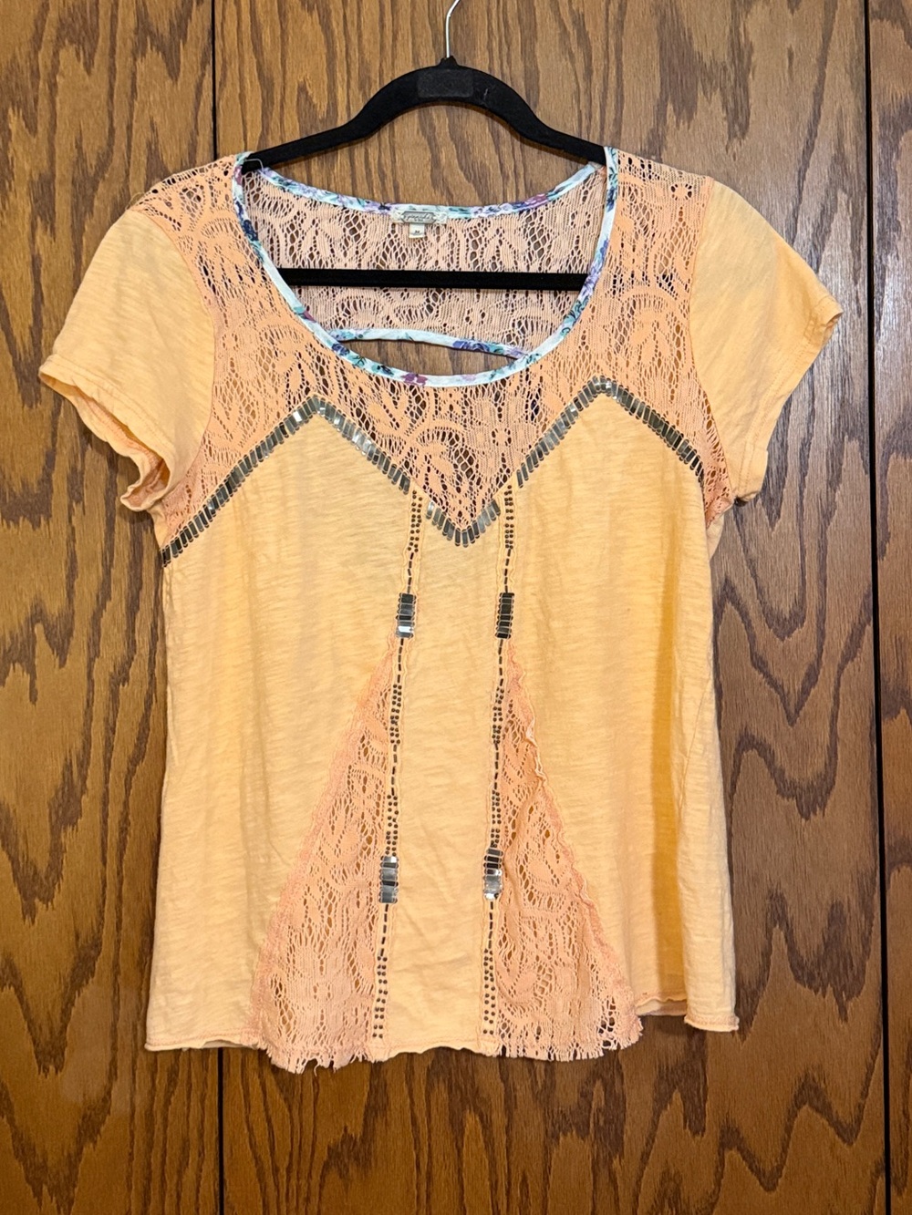 Gimmicks by BKE Boho Peach Lace Embellished Top Size M